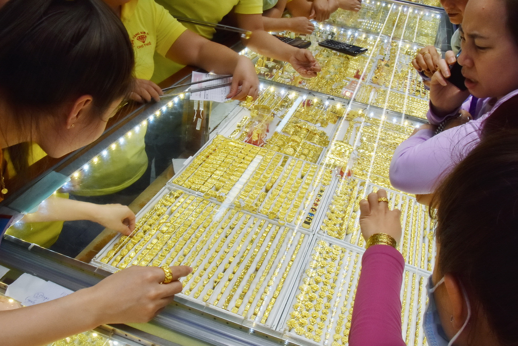 Có nên mua vàng vào thời điểm này không?