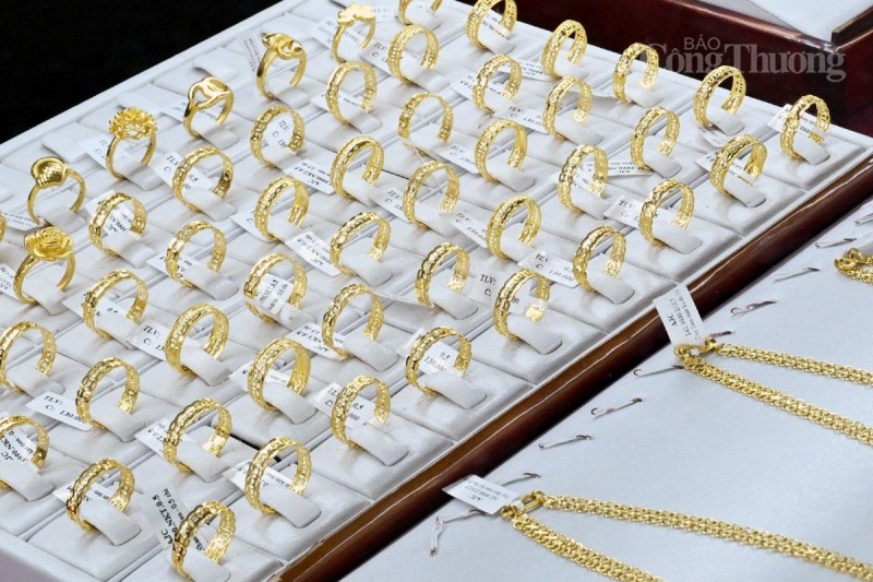Nên mua vàng 18K ở đâu uy tín?