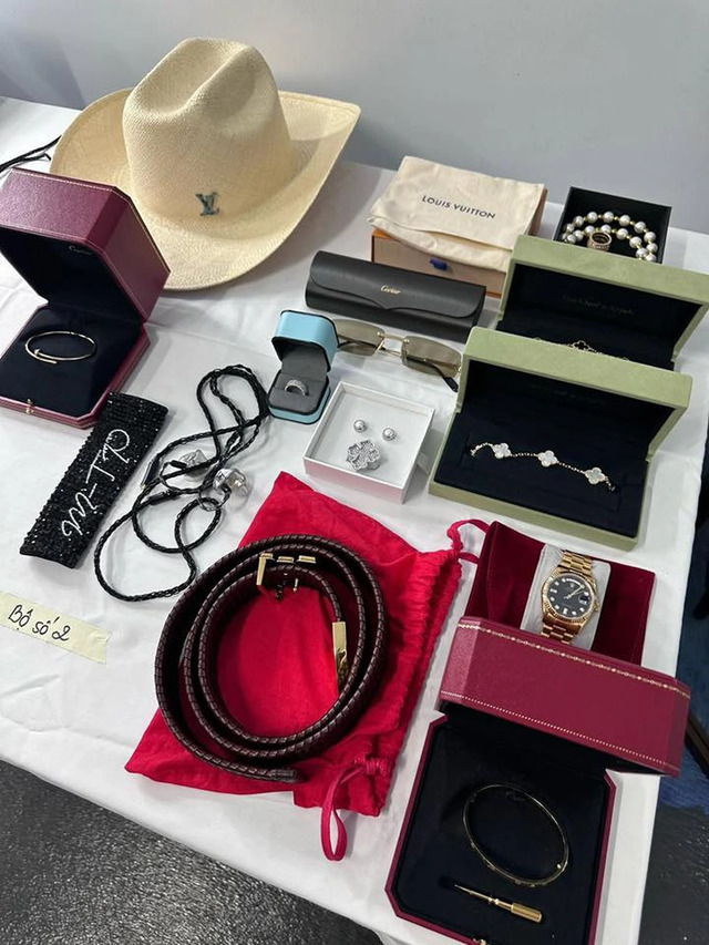 Chiếc mũ LV trong set đồ biểu diễn của nam ca sĩ đã được chuẩn bị trước đó Chiếc mũ LV trong set đồ biểu diễn của nam ca sĩ đã được chuẩn bị trước đó