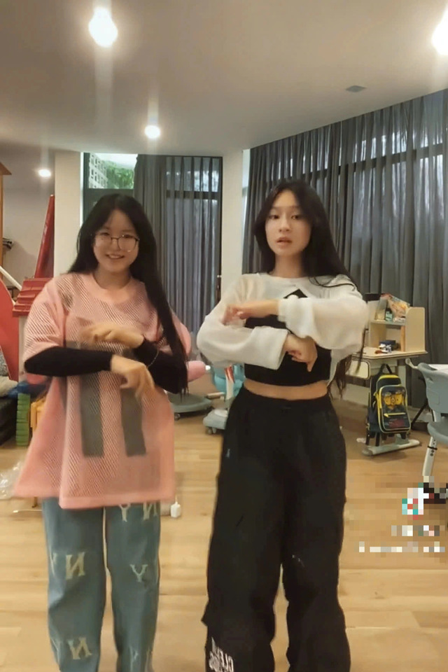 Cô bé cũng rất đam mê các “trend” mới trên TikTok và luôn cho thấy được sức hút trên mạng xã hội. Cô bé cũng rất đam mê các “trend” mới trên TikTok và luôn cho thấy được sức hút trên mạng xã hội.