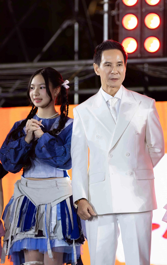 Con gái cả nhà Lý Hải sở hữu chiều cao khủng ở tuổi 12 Con gái cả nhà Lý Hải sở hữu chiều cao khủng ở tuổi 12