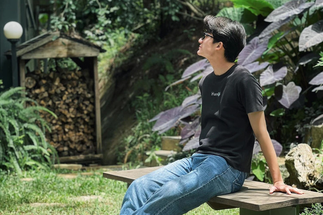 Em trai Phan Mạnh Quỳnh gây chú ý nhờ vẻ ngoài điển trai và chiều cao nổi bật Em trai Phan Mạnh Quỳnh gây chú ý nhờ vẻ ngoài điển trai và chiều cao nổi bật