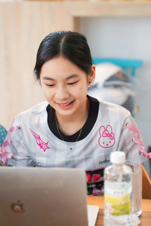 Hiện tại, Cherry đang theo học tại một trường công lập Hiện tại, Cherry đang theo học tại một trường công lập