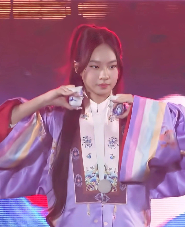 Không chỉ xinh đẹp, Cherry còn thể hiện khả năng ca hát, nhảy múa trên sân khấu. Không chỉ xinh đẹp, Cherry còn thể hiện khả năng ca hát, nhảy múa trên sân khấu.