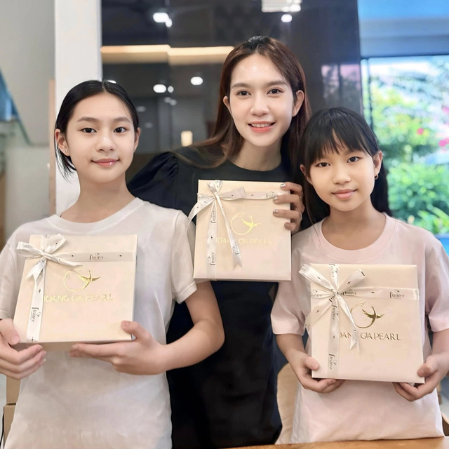 Minh Hà cùng với hai cô con gái, Cherry và Sunny Minh Hà cùng với hai cô con gái, Cherry và Sunny