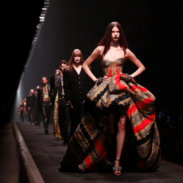 Tại show diễn Thu Đông 2025 ở Milan (Italy), Versace trở thành tâm điểm chú ý với thương vụ hợp tác mua bán cùng Prada Tại show diễn Thu Đông 2025 ở Milan (Italy), Versace trở thành tâm điểm chú ý với thương vụ hợp tác mua bán cùng Prada