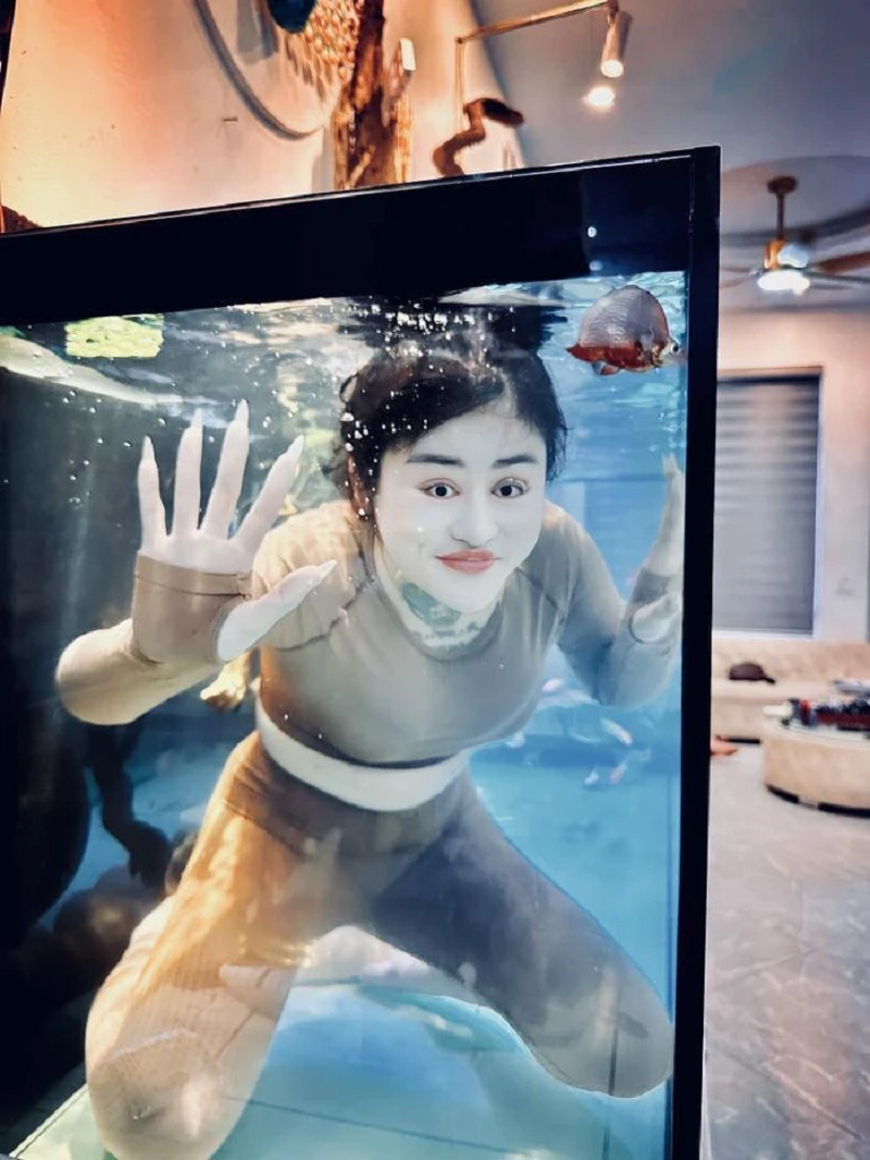 Tại Sao Mọi Người Gọi Cô Là “Hotgirl Bể Cá”? Tại Sao Mọi Người Gọi Cô Là “Hotgirl Bể Cá”?