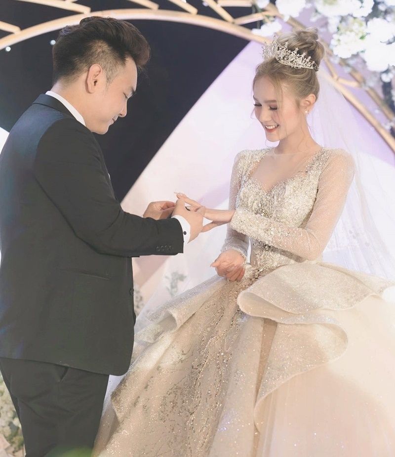 Vì sao cô nàng nổi tiếng dù rất trẻ tuổi? Vì sao cô nàng nổi tiếng dù rất trẻ tuổi?