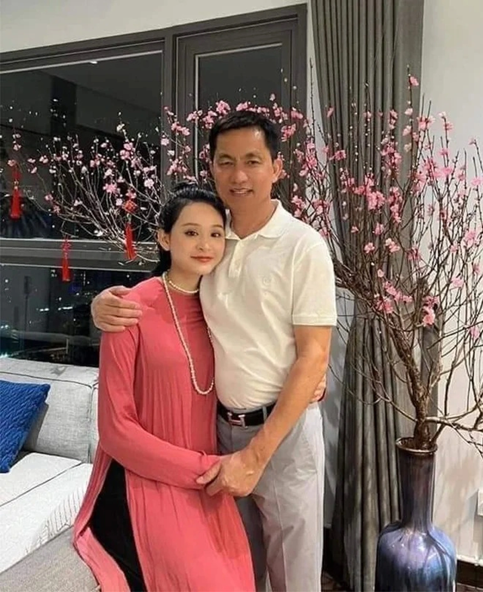 Bức ảnh ông Hồ Nhân chụp cùng Hiền Hồ được chia sẻ trên mạng (Ảnh: Facebook). Bức ảnh ông Hồ Nhân chụp cùng Hiền Hồ được chia sẻ trên mạng (Ảnh: Facebook).